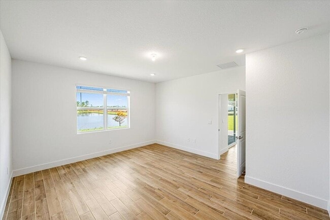 Building Photo - 6751 SE Pk Trce Dr
