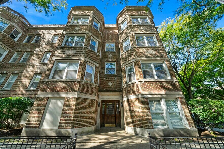 Building Photo - 6040 N Kenmore Ave
