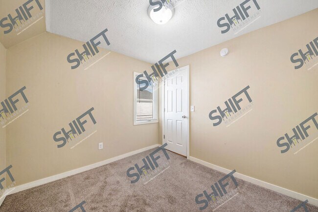 Building Photo - 656 Veto: Spacious home!
