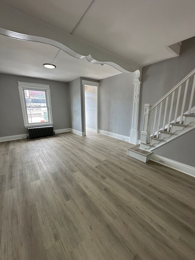 Building Photo - Beautiful renovated 3 bedroom