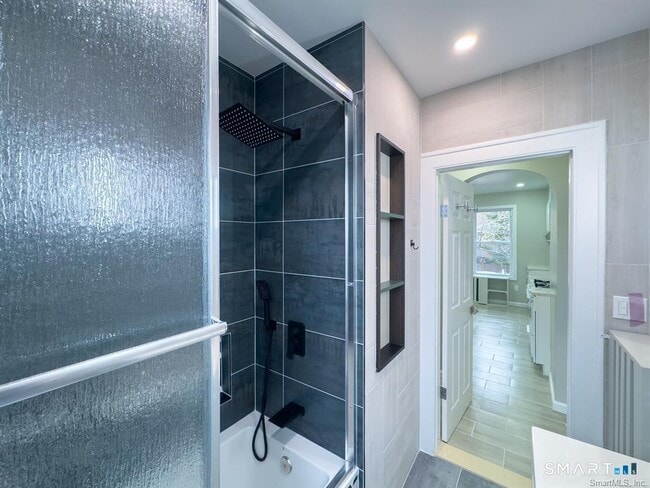 Building Photo - 23 Lake St