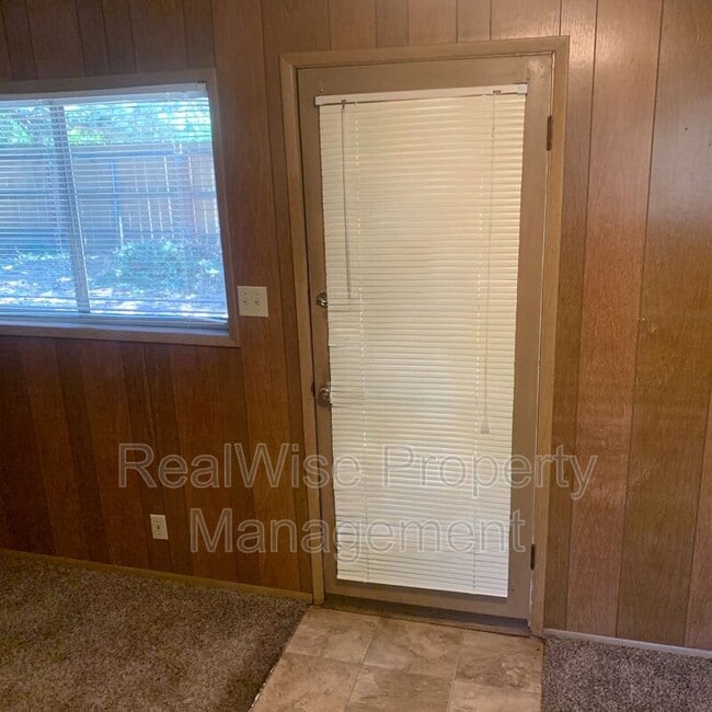 Building Photo - 940 SE N St