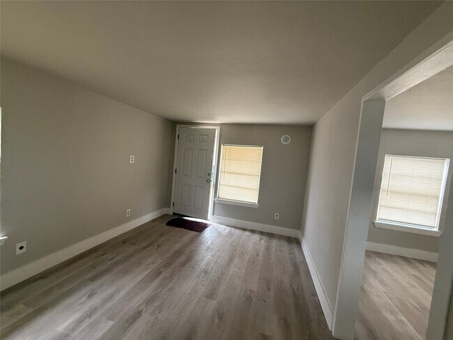 Building Photo - 7010 Corsicana St