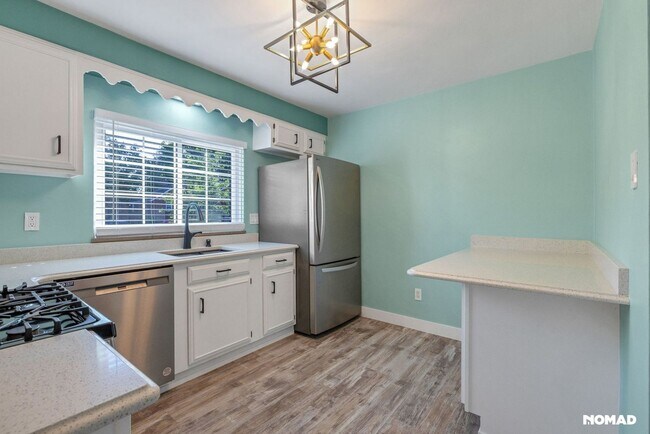 Building Photo - 3 Bedroom Completely Remodeled Single Fami...