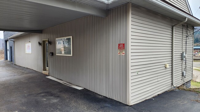 Building Photo - Commercial Space for Rent! Follow Your Ame...