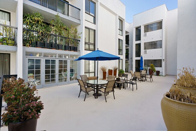 Building Photo - 906 N Doheny Dr