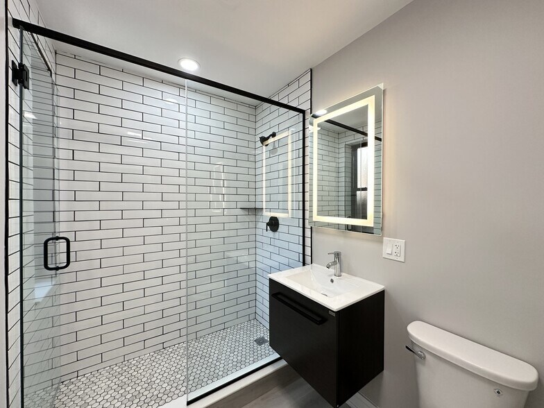 Building Photo - 3842 N Wilton Ave