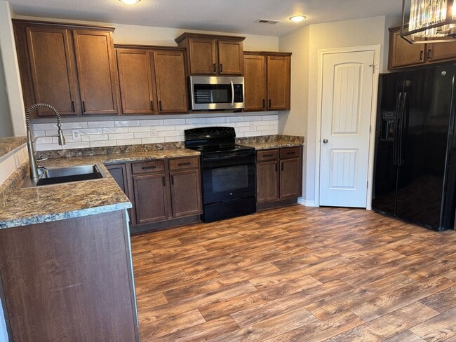 Building Photo - Everything you need! 3 bed/2.5 bath, 2-car garage