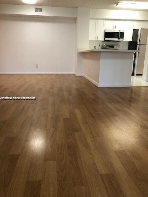 Building Photo - 650 S Park Rd