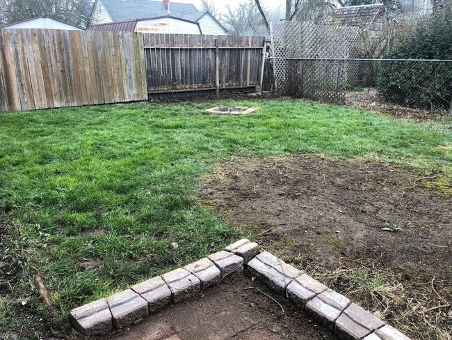 Building Photo - 3-Bedroom 1-Bath (A/C) Private Back Yard - Garage $1,875 (Albany)