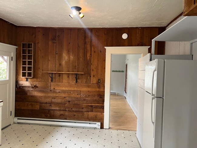 Building Photo - Beautifully updated 3 bedroom 1 bath duple...