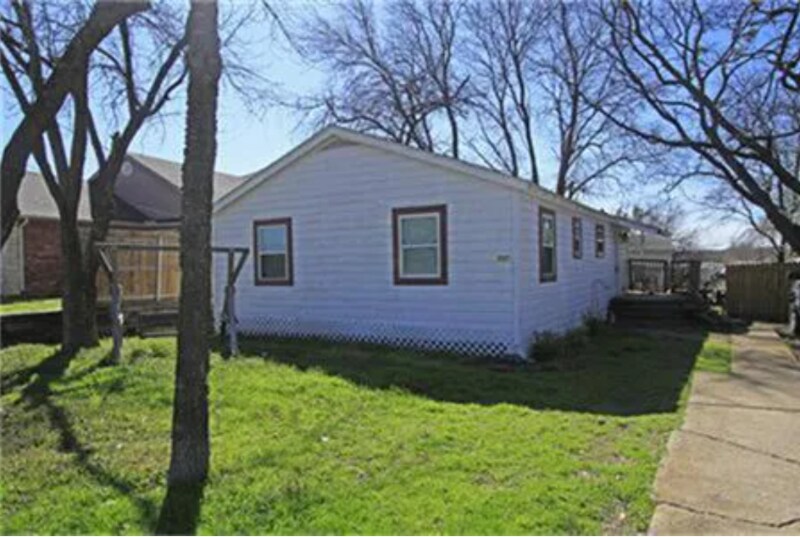 Primary Photo - 737 Lakeside Dr