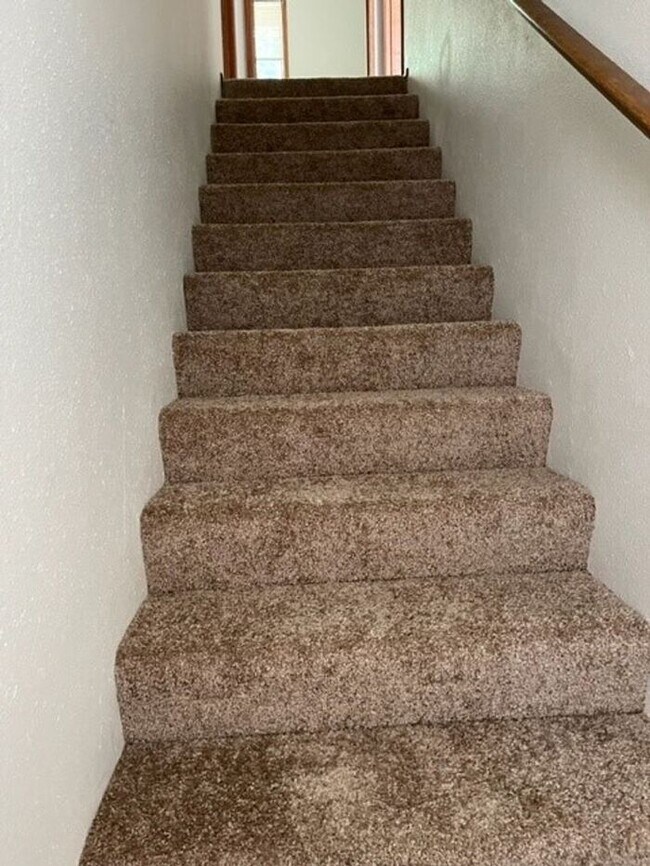 Building Photo - Perfect & Spacious 3 Bed, 1 1/2 Bath Duplex by the Puyallup River!