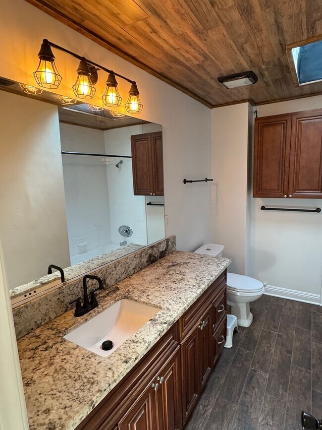 Building Photo - !! MOVE-IN SPECIAL !!  Bright Carson Front House Duplex with Modern Finishes