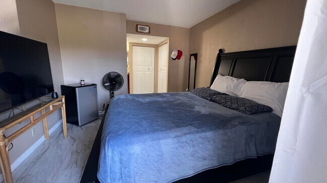 Building Photo - 1524 SE Royal Green Cir