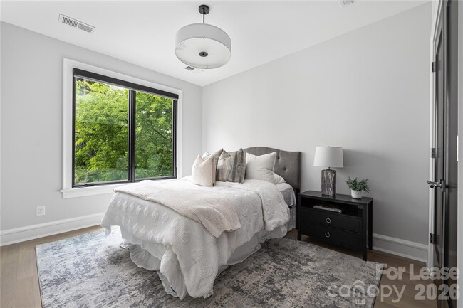 Building Photo - 614 Queens Rd