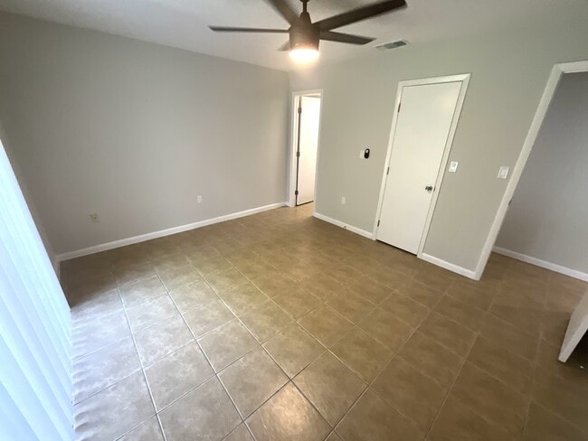 Building Photo - 610 SE 13th Ct