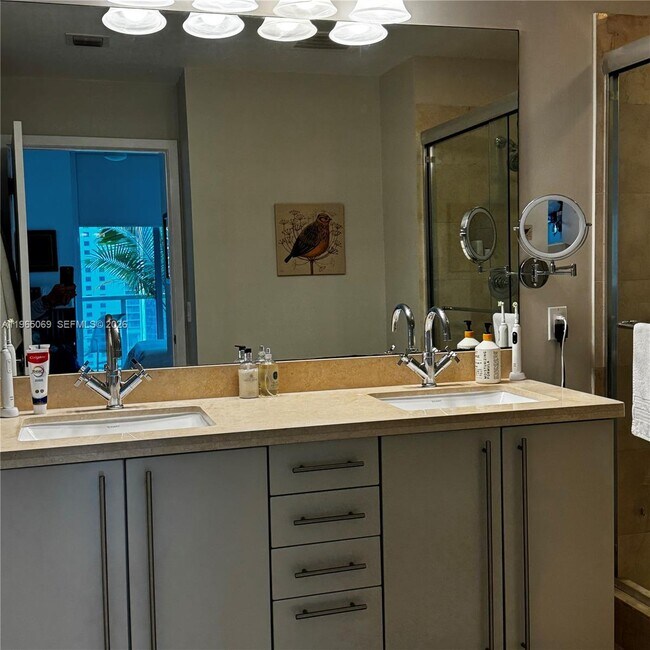 Building Photo - 1111 SW 1st Ave