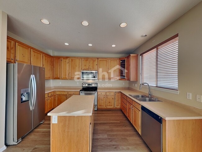 Building Photo - 12865 Roslyn St