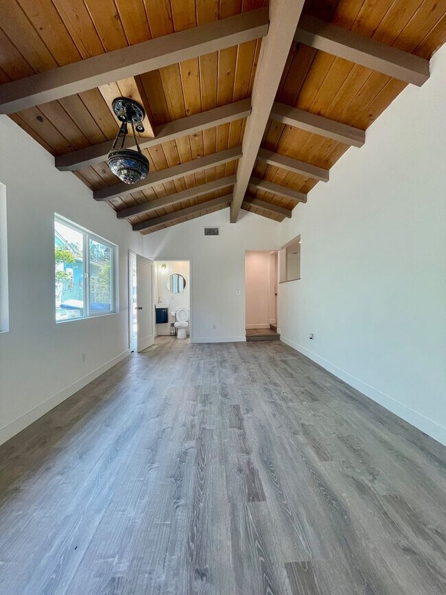 Building Photo - Fully Remodeled 4 Bedroom 2.5 Bathroom in ...