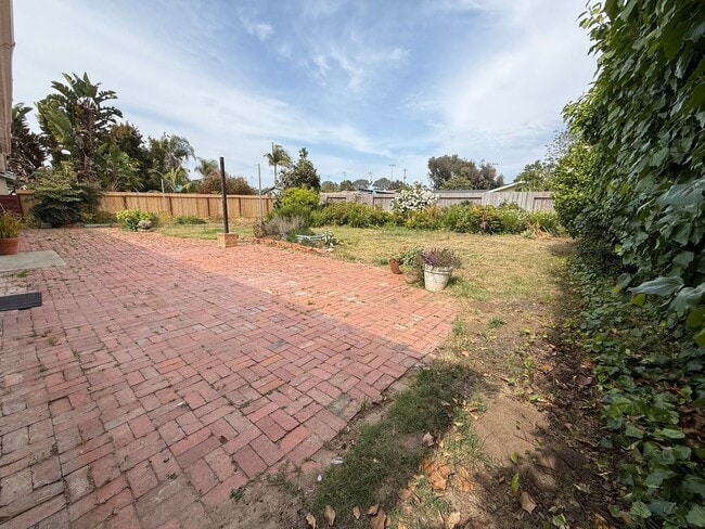Building Photo - Cardiff 3 br one level large yard pet OK  house TEXT 760-815-3696
