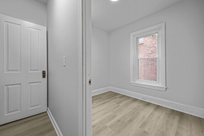 Building Photo - 560 King St