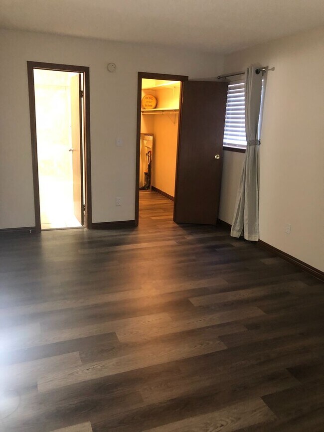 Building Photo - Spacious 2-bedroom Condo-Ground level!