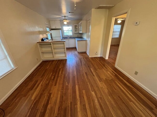 Building Photo - 2815 Crest Ave