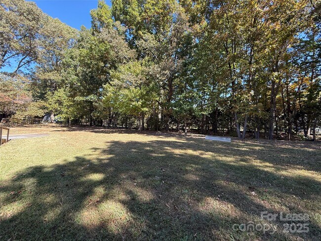 Building Photo - 925 Perth Rd