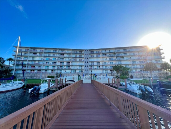 Building Photo - 400 Golden Isles Dr