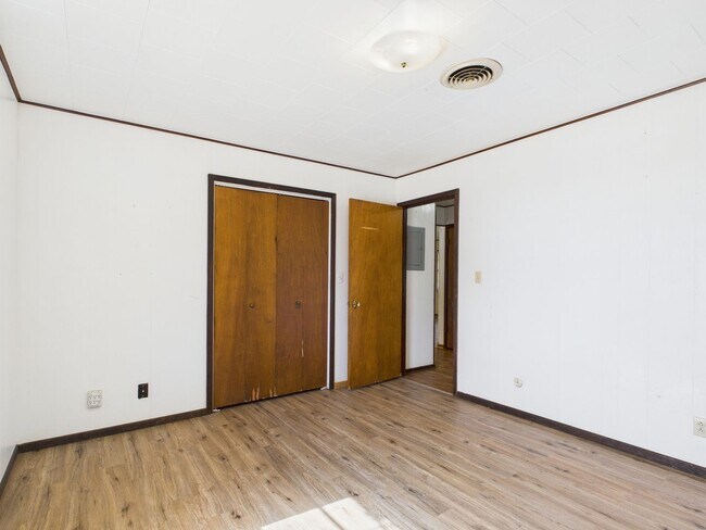 Building Photo - 126 Northwest Dr