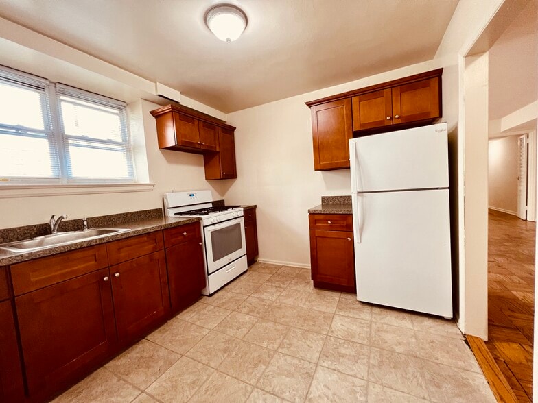 Building Photo - 242 Summit Ave