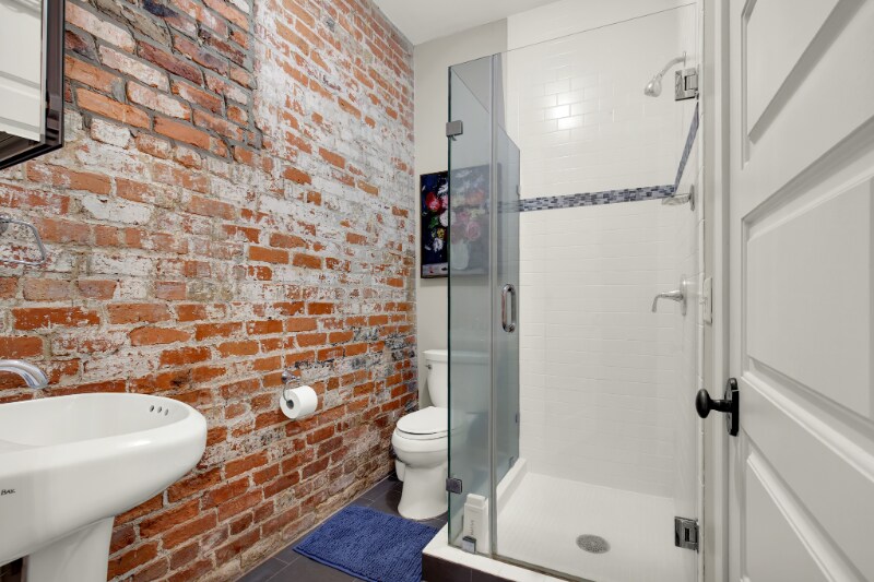 Building Photo - 210 E Waldburg St