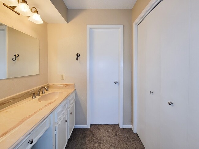 Building Photo - 2710 Quail Creek Dr