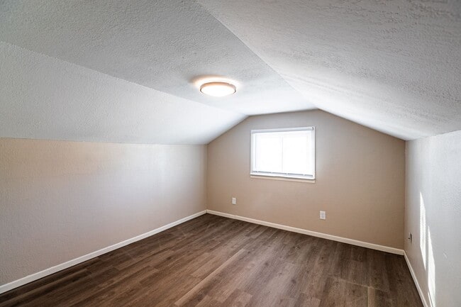 Building Photo - Charming 2 Bedroom Home with a Huge Fenced Yard & Garage