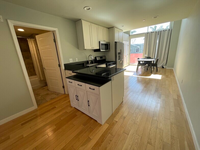 Kitchen to Dining - 2640 Lincoln Blvd