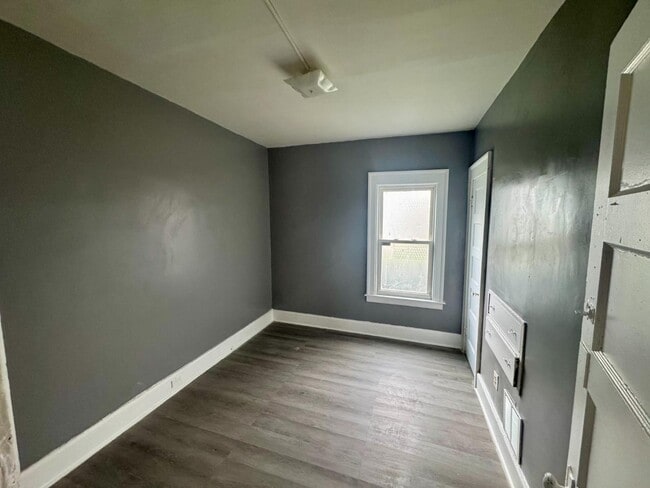 Building Photo - 153 Fernwood Ave