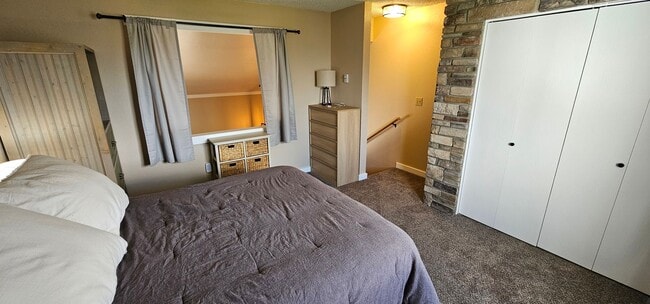 Building Photo - Fully Furnished, All Utilities Included, Dog Friendly 1 Bed 1 Bath Available Now!