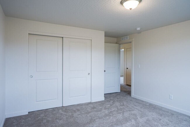 Building Photo - 4 Bedroom, 2.5 Bath New home
