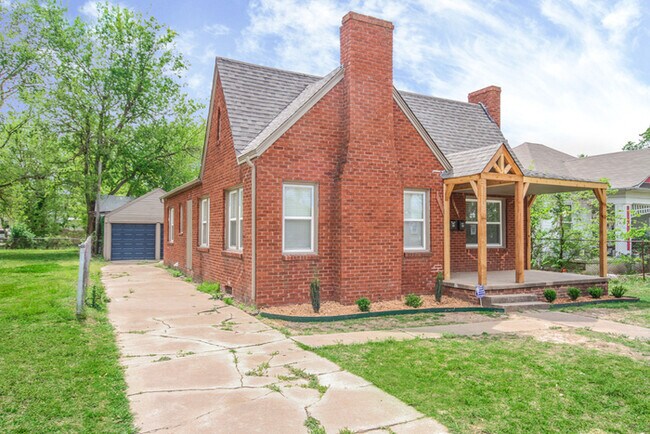 Building Photo - Charming Duplex 1/1 Duplex With Storage!