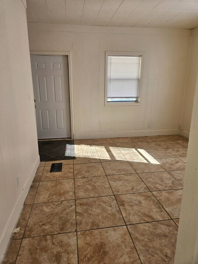 Building Photo - WOW! Look at this property ! You cant beat this price!