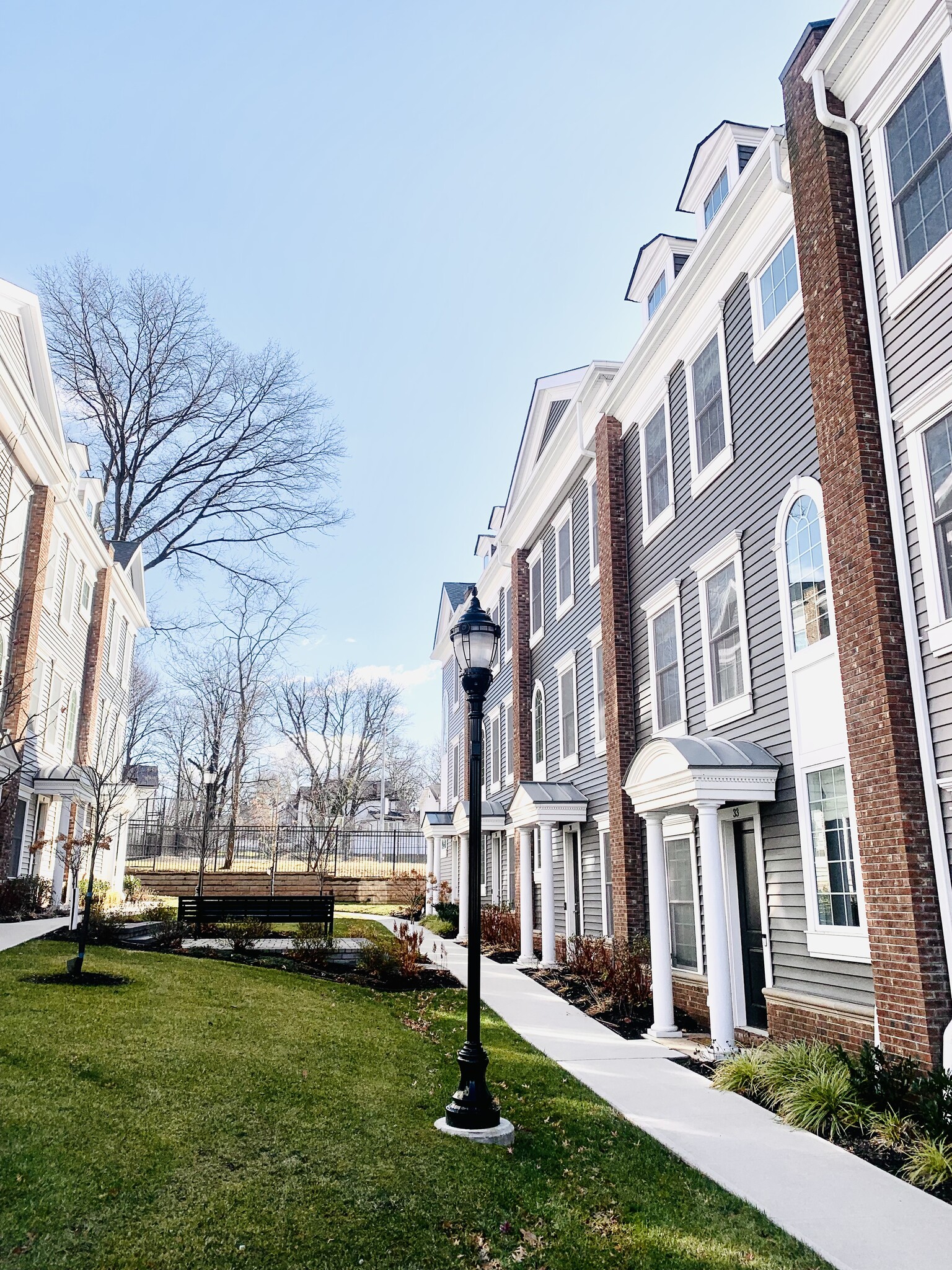 Building Photo - 33 Parkside Ln