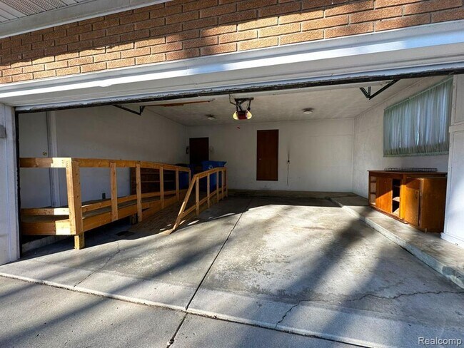 Building Photo - 6615 Fairwood Dr