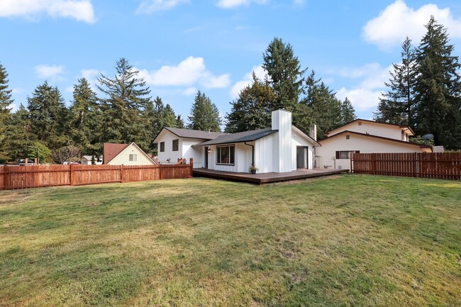 Building Photo - Home with private Long Lake community beac...