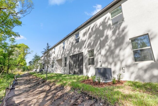 Building Photo - LIKE NEW Townhome in Willow Square for RENT