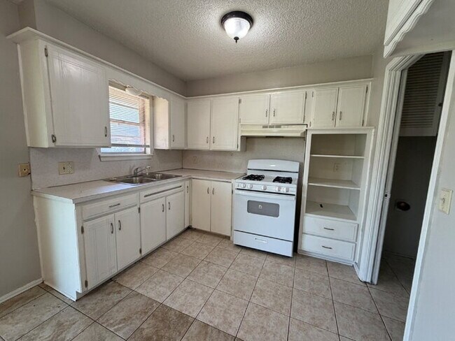 Building Photo - 3 Bed, 2 Bath in Del City