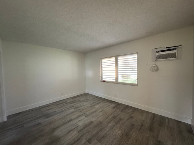 Building Photo - AVAILABLE JANUARY 1-2025-UNFURNISHED One B...