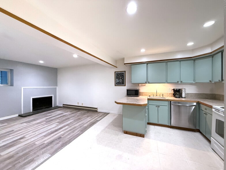 Building Photo - 9366 Fall River Rd