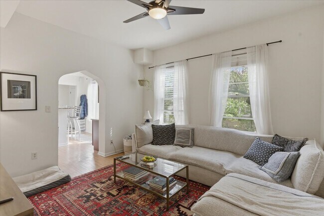 Building Photo - 3144 N Southport Ave