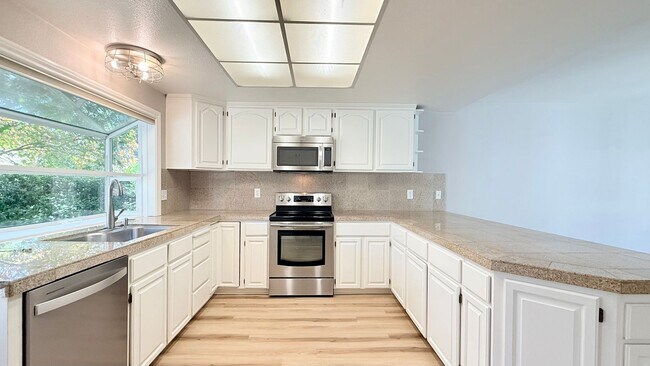 Building Photo - 750 N Paradise Valley Ct
